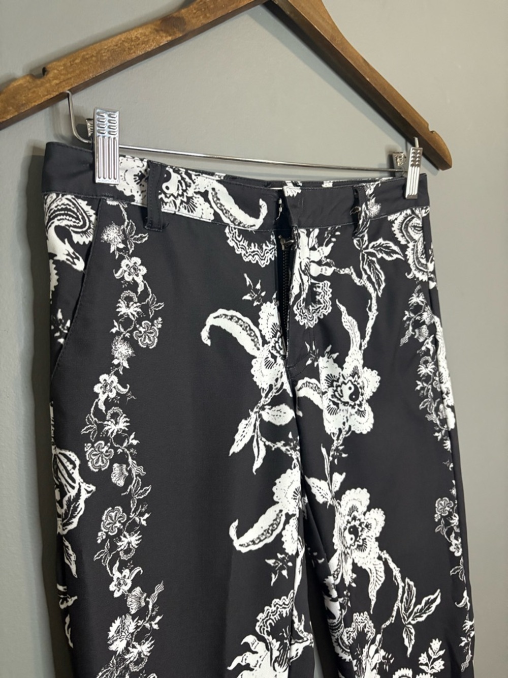 Rhythm Black White Floral Cropped Pants Slim Fit Size 2 - Picture 3 of 10